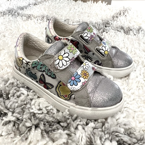 Girls Steve Madden Shoes - Picture 2 of 8